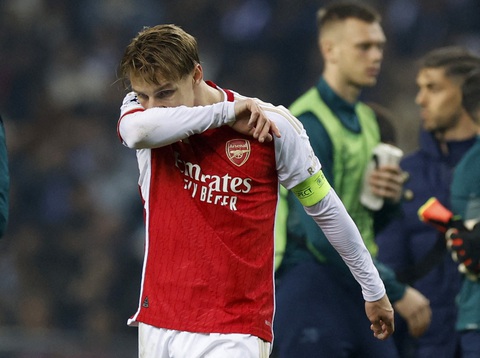Siêu phẩm phút bù giờ cuối cùng giúp Porto hạ Arsenal- Ảnh 2. Sự thất vọng của Martin Odegaard sau khi Arsenal để thua Porto - Ảnh: REUTERS