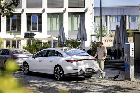 Mercedes-Benz ra mắt bộ sạc di động mới: Nhỏ, nhẹ, cắm được bất cứ đâu- Ảnh 2. Chỉ cần cắm sạc vào bất kỳ nguồn điện nào, FCSP sẽ lo liệu công đoạn tối ưu nguồn điện truyền về pin cho người dùng - Ảnh: Mercedes
