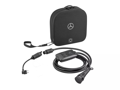 Mercedes-Benz ra mắt bộ sạc di động mới: Nhỏ, nhẹ, cắm được bất cứ đâu- Ảnh 1. Bộ sạc di động của Mercedes có thể để vừa trong túi nhỏ, cho phép người dùng mang đi lại cùng xe một cách thuận tiện - Ảnh: Mercedes
