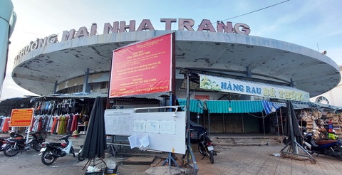 Tỉnh ủy Khánh Hòa lập tổ công tác tham mưu xử lý dứt điểm vụ chợ Đầm tròn- Ảnh 2. Cho đến nay chợ Đầm tròn Nha Trang vẫn bị cưỡng chế đóng cửa, khi du khách đến chợ Đầm gia tăng đông UBND TP Nha Trang dựng các bảng cảnh báo để người dân và du khách không đến chợ Đầm tròn - Ảnh: PHAN SÔNG NGÂN