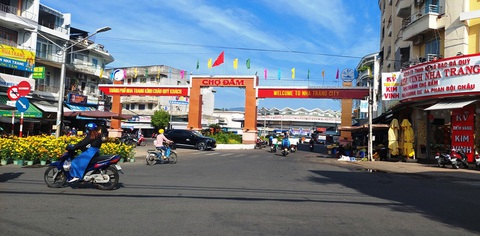 Tỉnh ủy Khánh Hòa lập tổ công tác tham mưu xử lý dứt điểm vụ chợ Đầm tròn- Ảnh 1. Chợ Đầm tròn Nha Trang dịp giáp Tết Giáp Thìn 2024, du khách trong và ngoài nước đến chợ Đầm đã đông trở lại - Ảnh: PHAN SÔNG NGÂN