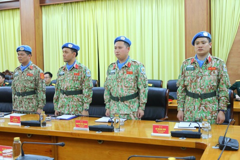 4 sĩ quan nhận quyết định đi gìn giữ hòa bình Liên Hiệp Quốc- Ảnh 2. Bốn sĩ quan nhận nhiệm vụ đi gìn giữ hòa bình Liên Hiệp Quốc đầu năm 2024 - Ảnh: THÙY LINH