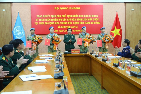 4 sĩ quan nhận quyết định đi gìn giữ hòa bình Liên Hiệp Quốc- Ảnh 1. Trao quyết định của Chủ tịch nước cho bốn sĩ quan đi thực hiện nhiệm vụ gìn giữ hòa bình Liên Hiệp Quốc - Ảnh: THÙY LINH