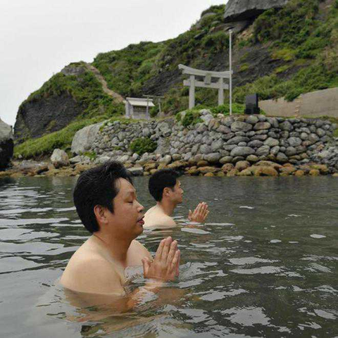 Đảo Okinoshima ở Nhật Bản cấm phụ nữ, khách không được cầm đi dù 1 cọng cỏ- Ảnh 2. Những người đàn ông được phép lên đảo phải khỏa thân tắm biển để thực hiện nghi thức thanh lọc tâm hồn - Ảnh: THE TRIBUNE