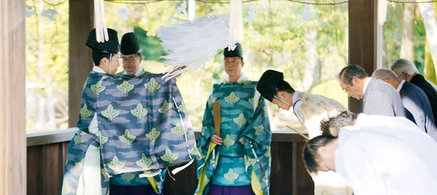 Đảo Okinoshima ở Nhật Bản cấm phụ nữ, khách không được cầm đi dù 1 cọng cỏ- Ảnh 4. Tu sĩ Thần Đạo tổ chức nghi lễ tại đảo Okinoshima - Ảnh: OKINOSHIMA HERITAGE