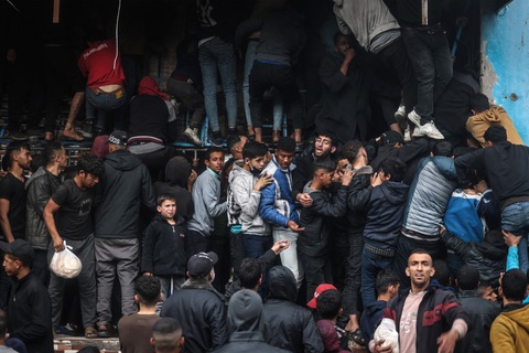 Khoảng 1,5 triệu người Palestine đang bị dồn về khu vực Rafah ở miền nam Dải Gaza - Ảnh: AFP Người dân chen chúc mua bánh mì ở Rafah. Khoảng 1,5 triệu người Palestine đang bị dồn về khu vực Rafah ở miền nam Dải Gaza - Ảnh: AFP