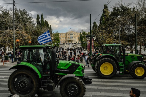 Các nông dân Hy Lạp biểu tình ở thủ đô Athens ngày 20-2 - Ảnh: AFP Các nông dân Hy Lạp biểu tình ở thủ đô Athens ngày 20-2 - Ảnh: AFP