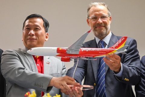 AFP: Vietjet đặt mua 20 máy bay Airbus A330neo- Ảnh 1. Phó giám đốc điều hành kinh doanh máy bay thương mại Benoit de Saint-Exupery của Airbus và CEO Đinh Việt Phương (trái) của Vietjet trong lễ ký kết tại Triển lãm hàng không Singapore ngày 22-2-2024 - Ảnh: AFP