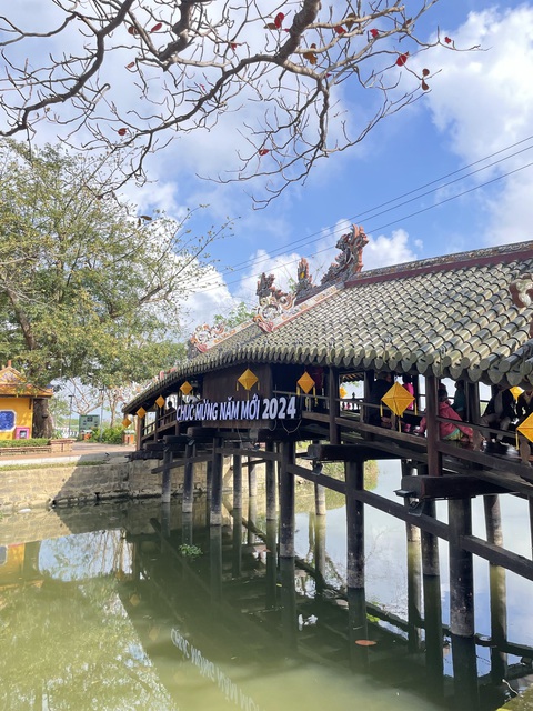 Khoảnh khắc Tết của tôi: Về cầu ngói Thanh Toàn xem hội bài chòi- Ảnh 1. Cầu ngói Thanh Toàn bắc qua sông Như Ý - Ảnh: PHẠM THỊ NHUNG