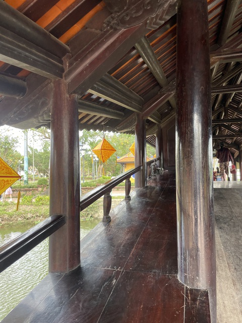 Khoảnh khắc Tết của tôi: Về cầu ngói Thanh Toàn xem hội bài chòi- Ảnh 3. Bục gỗ phía trong cầu ngói Thanh Toàn để khách nghỉ chân - Ảnh: PHẠM THỊ NHUNG