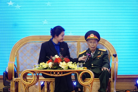 Năm 2024, Hà Nội có 3.700 công dân lên đường nhập ngũ- Ảnh 1. Anh hùng Lực lượng vũ trang nhân dân La Văn Cầu truyền lửa cho thế hệ trẻ về những năm tháng chiến đấu hào hùng - Ảnh: NGUYỄN HIỀN