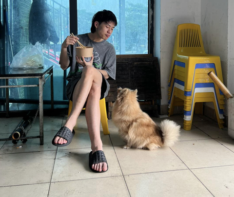 Ảnh vui 22-2: Phân biệt đối xử đến thế là cùng?!- Ảnh 3. Miếng ăn là miếng... à mà thôi!