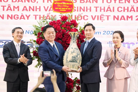 Hệ sinh thái y tế 'lấy sự hài lòng của người bệnh làm mục tiêu' đổi mới- Ảnh 5. Ban Tuyên giáo Trung ương tặng quà lưu niệm cho hệ sinh thái Bệnh viện Tâm Anh, Hệ thống tiêm chủng VNVC và Công ty Dược phẩm ECO. Ảnh: Đ.H