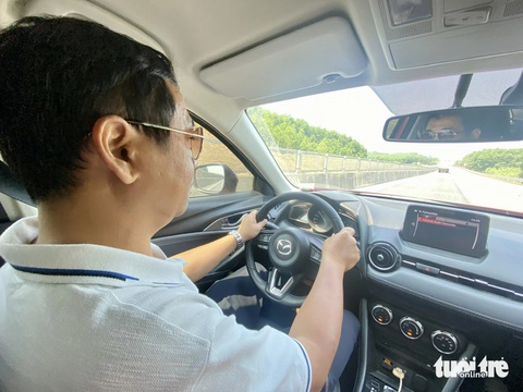 Cùng giảng viên giao thông lái xe qua các 'tử huyệt' trên cao tốc miền Trung- Ảnh 1. Cùng giảng viên giao thông lái xe trên tuyến cao tốc dài 164km nối Đà Nẵng tới Quảng Trị - Ảnh: TRƯỜNG TRUNG