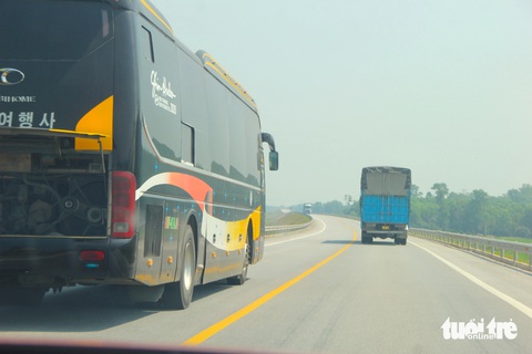 Cùng giảng viên giao thông lái xe qua các 'tử huyệt' trên cao tốc miền Trung- Ảnh 2. Xe khách đường dài vẫn vượt ẩu trên cao tốc không có dải phân cách La Sơn - Cam Lộ, ngày 21-2- Ảnh: TRƯỜNG TRUNG
