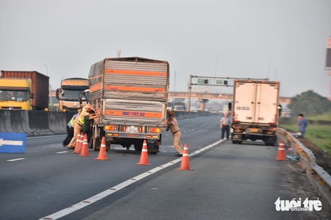 Ba xe va chạm liên hoàn trên cao tốc TP.HCM - Trung Lương- Ảnh 1. Hiện trường vụ tai nạn khiến 3 xe va chạm liên hoàn - Ảnh: H.T.