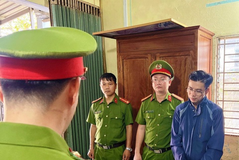 Làm giả hơn 500 kính chắn gió xe ô tô, 5 người bị bắt- Ảnh 1. Trần Quốc Lợi (46 tuổi, trú TP Huế) bị bắt để điều tra hành vi làm giả kính chắn gió xe ô tô số lượng lớn - Ảnh: QUỐC ANH