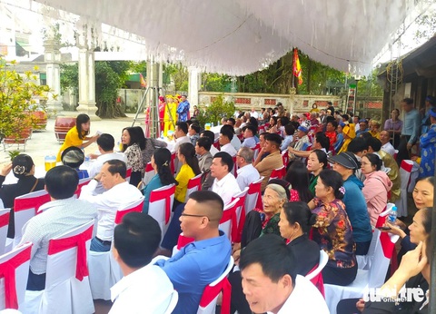 Cả xã gói gần 2.000 bánh chưng cung tiến trong lễ giỗ Mai Hắc Đế- Ảnh 2. Tham dự lễ có hàng ngàn người dân ở địa phương và các xã lân cận. Để chuẩn bị cho lễ giỗ, người dân xã Mai Phụ đã mất nhiều ngày chỉnh trang khuôn viên, lau dọn khu vực nội đền sạch sẽ - Ảnh: LÊ MINH
