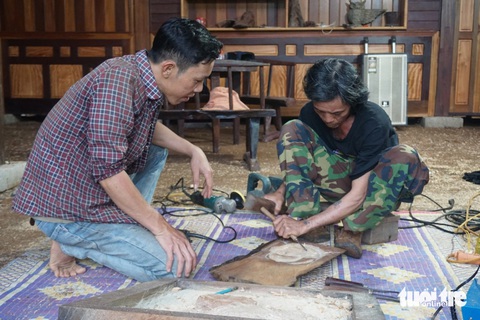 Chàng trai biến cối, chày, trụ trồng tiêu, máng heo… thành tranh khắc gỗ- Ảnh 6. Anh Thuận tận tình chỉ dạy cho các học viên người đồng bào dân tộc thiểu số - Ảnh: TRẦN HƯỚNG