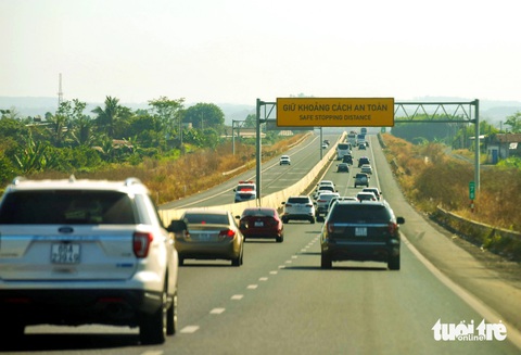 Đối thoại về đường cao tốc- Ảnh 3. Lái xe trên cao tốc luôn được nhắc nhở giữ khoảng cách an toàn giữa các xe - Ảnh: Q.ĐỊNH
