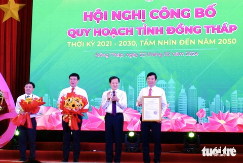 Quy hoạch tỉnh Đồng Tháp: Tạo ra xung lực mới để phát triển đột phá- Ảnh 1. Phó thủ tướng Lê Minh Khái (thứ hai từ phải) trao quyết định của Thủ tướng Chính phủ phê duyệt quy hoạch tỉnh Đồng Tháp thời kỳ 2021-2030, tầm nhìn 2050 cho lãnh đạo tỉnh Đồng Tháp - Ảnh: ĐẶNG TUYẾT