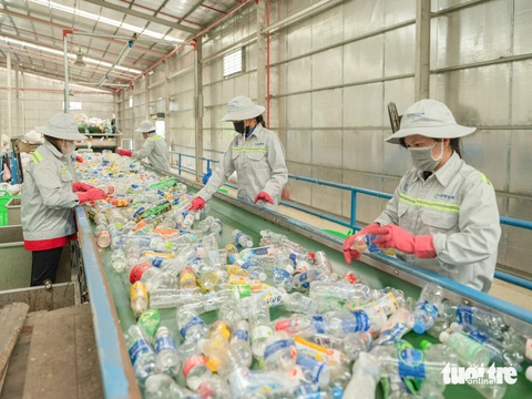 Lần đầu công bố đơn vị tái chế sản phẩm, bao bì- Ảnh 1. Công nhân Công ty cổ phần nhựa tái chế Duy Tân (Long An) kiểm tra, phân loại chai nhựa thải bỏ sau tiêu dùng để thực hiện tái chế - Ảnh: PHI VÂN