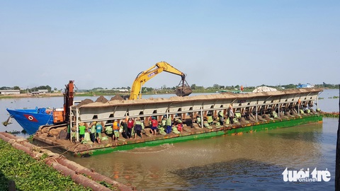 Hàng loạt sai phạm tại dự án kè, chống sạt lở ở An Giang- Ảnh 1. Thanh tra kết luận dự án xử lý sạt lở Vĩnh Thạnh Trung và Bình Mỹ, huyện Châu Phú có sai phạm - Ảnh tư liệu: BỬU ĐẤU