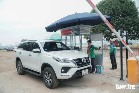 Đi lễ phủ Tây Hồ thu phí gửi xe không dừng như ở trạm BOT- Ảnh 1. Xe đi qua trạm