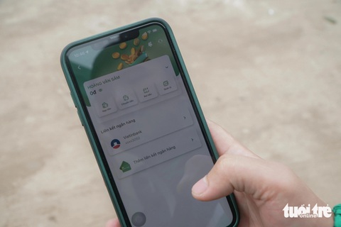 Đi lễ phủ Tây Hồ thu phí gửi xe không dừng như ở trạm BOT- Ảnh 3. Hình ảnh ví điện tử VETC khi đã nâng cấp, khách hàng nộp tiền vào ví hoặc liên kết với ngân hàng, hệ thống sẽ tự động trừ khi đi qua barie - Ảnh: PHẠM TUẤN