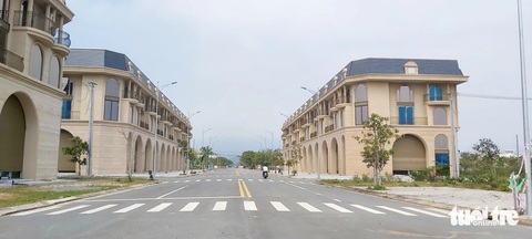 Gỡ vướng dự án khu đô thị xanh Dragon City Park ở Đà Nẵng thế nào?- Ảnh 2. Các dãy shophouse, hạ tầng đã hoàn thiện - Ảnh: ĐOÀN CƯỜNG