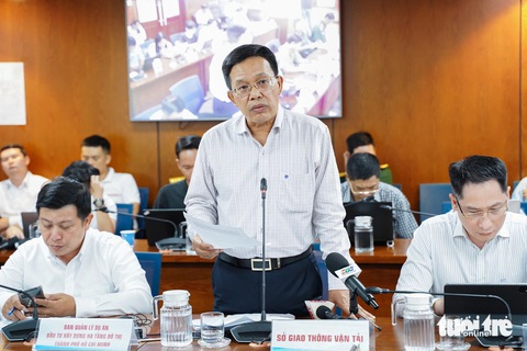 Yêu cầu xử lý nghiêm nhà thầu làm chậm dự án chống sạt lở Thanh Đa- Ảnh 2. Ông Hoàng Quốc Dũng - phó trưởng phòng quản lý vận tải đường bộ (thuộc Sở Giao thông vận tải TP.HCM) - phát biểu tại cuộc họp - Ảnh: CHÂU TUẤN