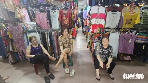 Choáng vì phí thuê mới, tiểu thương chợ Thủ Đức muốn đóng sạp- Ảnh 1. Ngày 22-2, ế khách, bà Nguyễn Thị Khải Minh (bìa phải) chọn tám chuyện với các tiểu thương để giết thời gian - Ảnh: N.TRÍ