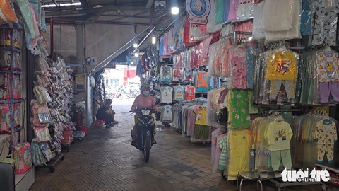 Choáng vì phí thuê mới, tiểu thương chợ Thủ Đức muốn đóng sạp- Ảnh 3. Dù nằm ở khu vực đắc địa với lối đi chính, nhiều quầy sạp tại chợ Thủ Đức hiện cũng khá ế ẩm - Ảnh: N.TRÍ
