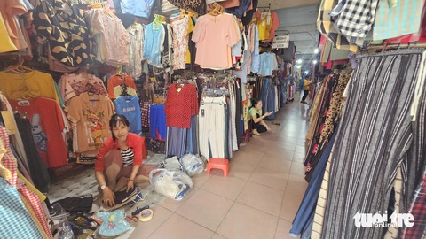 Choáng vì phí thuê mới, tiểu thương chợ Thủ Đức muốn đóng sạp- Ảnh 4. Trải qua mùa Tết thất vọng với lượng khách èo uột, lượng hàng quần áo tồn đọng tại nhiều chợ truyền thống ở TP.HCM hiện vẫn khá nhiều - Ảnh: N.TRÍ