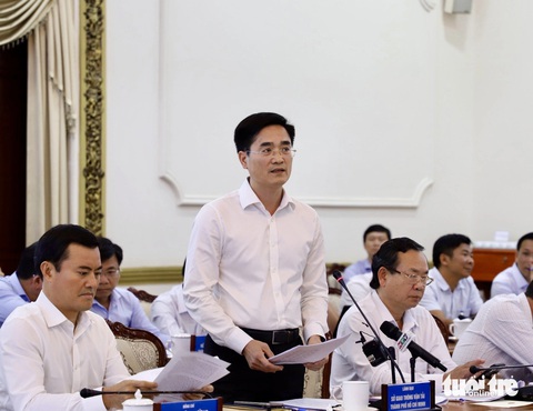 Vành đai 4 TP.HCM: Làm ngày làm đêm để kịp trình Quốc hội kỳ họp tới, khởi công đầu 2025- Ảnh 2. Ông Trần Quang Lâm - giám đốc Sở Giao thông vận tải TP.HCM - báo cáo tình hình triển khai vành đai 4 TP.HCM - Ảnh: THU DUNG