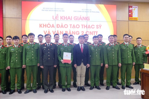 Khai giảng lớp đào tạo nhân lực vận hành Trung tâm dữ liệu quốc gia về dân cư- Ảnh 1. Đại diện Đại học Bách khoa Hà Nội trao quyết định cho học viên đủ điều kiện đào tạo trình độ thạc sĩ tại lễ khai giảng - Ảnh: NGUYÊN BẢO