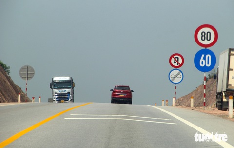 La Sơn - Cam Lộ là 'cao tốc chưa hoàn chỉnh': Hiểu đúng đặc điểm đường để lái an toàn- Ảnh 1. Một đoạn đường dốc trên tuyến cao tốc chưa hoàn chỉnh Hòa Liên - La Sơn - Cam Lộ (nối từ Đà Nẵng tới Quảng Trị) - Ảnh: TRƯỜNG TRUNG