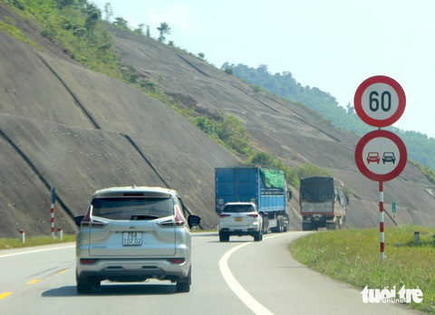 La Sơn - Cam Lộ là 'cao tốc chưa hoàn chỉnh': Hiểu đúng đặc điểm đường để lái an toàn- Ảnh 4. Tuyến Hòa Liên - La Sơn được xây dựng trên địa hình đồi núi, để làm đường nhiều đồi núi phải khoét rất sâu - Ảnh: TRƯỜNG TRUNG