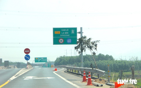 La Sơn - Cam Lộ là 'cao tốc chưa hoàn chỉnh': Hiểu đúng đặc điểm đường để lái an toàn- Ảnh 6. Vị trí xảy ra tai nạn khiến 3 người tử vong trên cao tốc La Sơn - Cam Lộ ngày 18-2 - Ảnh: TRƯỜNG TRUNG