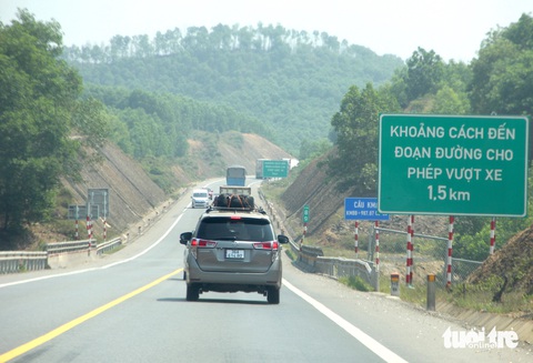 La Sơn - Cam Lộ là 'cao tốc chưa hoàn chỉnh': Hiểu đúng đặc điểm đường để lái an toàn- Ảnh 3. Hệ thống biển báo trên tuyến La Sơn - Cam Lộ được đánh giá khá hoàn thiện - Ảnh: TRƯỜNG TRUNG