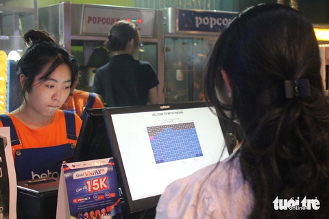 Khán giả TP.HCM sẵn sàng coi Đào, phở và piano đến sáng trong ngày đầu công chiếu- Ảnh 3. Khán giả đến mua vé Đào, phở và piano - ẢNH: TÔ CƯỜNG
