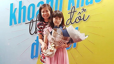 Sống như hướng dương ngược nắng- Ảnh 1. Cô giáo Dư Phương Liên (trước) nhận giải thưởng cuộc thi “Khoảnh khắc thay đổi đời tôi” của báo Tuổi Trẻ