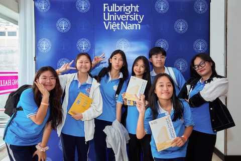 Đại học Fulbright Việt Nam công bố 7 loại học bổng cho khóa 2024-2028- Ảnh 1. Học sinh tìm hiểu thông tin tuyển sinh và học bổng Đại học Fulbright Việt Nam - Ảnh: FUV