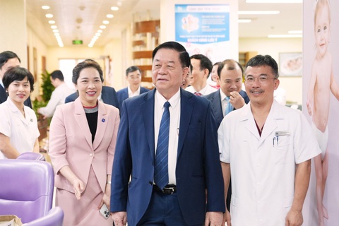 Hệ sinh thái y tế 'lấy sự hài lòng của người bệnh làm mục tiêu' đổi mới- Ảnh 2. Ông Nguyễn Trọng Nghĩa và đoàn công tác đi tham quan hệ thống trang thiết bị, cơ sở vật chất tại Bệnh viện Đa khoa Tâm Anh Hà Nội. Ảnh: Đ.H