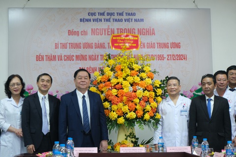 Ông Nguyễn Trọng Nghĩa, Bí thư Trung ương Đảng, trưởng ban Tuyên giáo Trung ương đến thăm và chúc mừng ngày Thầy thuốc Việt Nam 27-2 tại Bệnh viện Thể thao Việt Nam - Ảnh: DƯƠNG LIỄU Ông Nguyễn Trọng Nghĩa, bí thư Trung ương Đảng, trưởng Ban Tuyên giáo Trung ương (thứ 3 từ trái sang), đến thăm và chúc mừng Ngày Thầy thuốc Việt Nam 27-2 tại Bệnh viện Thể thao Việt Nam - Ảnh: DƯƠNG LIỄU