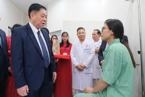 Trưởng ban Tuyên giáo Trung ương thăm hỏi bệnh nhân đang điều trị tại Bệnh viện Thể thao Việt Nam - Ảnh: DƯƠNG LIỄU Trưởng Ban Tuyên giáo Trung ương thăm hỏi bệnh nhân đang điều trị tại Bệnh viện Thể thao Việt Nam - Ảnh: DƯƠNG LIỄU