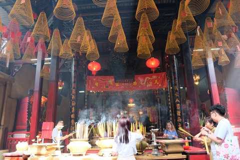 Miếu Thiên Hậu ở Bến Chương Dương (phường Nguyễn Thái Bình, quận 1) là một trong những địa điểm mà người Hoa thường tìm đến dịp rằm tháng giêng - Ảnh: ĐẬU DUNG Miếu Thiên Hậu ở Bến Chương Dương (phường Nguyễn Thái Bình, quận 1) là một trong những địa điểm mà người Hoa thường tìm đến dịp rằm tháng giêng - Ảnh: ĐẬU DUNG