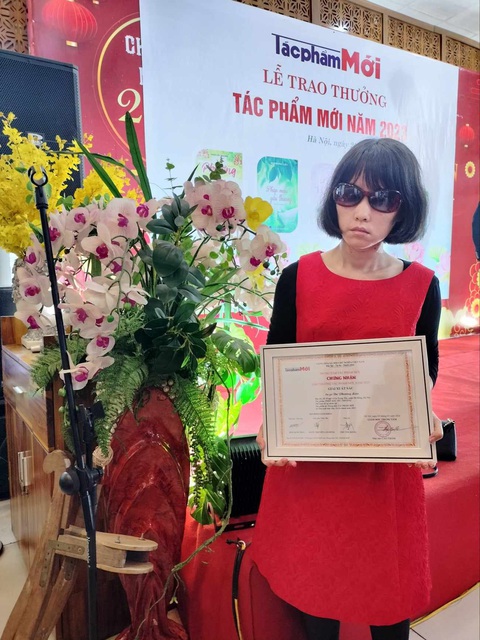 Cô giáo Dư Phương Liên vừa nhận giải Tác phẩm mới - Ảnh NVCC Cô giáo Dư Phương Liên vừa nhận giải Tác phẩm mới - Ảnh NVCC