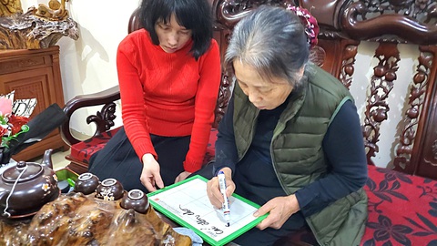 Sống như hướng dương ngược nắng- Ảnh 2. Mẹ già giờ là “thông dịch viên” cho người con gái ốm đau nhưng kiên cường vượt lên số phận
