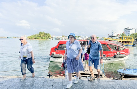 Siêu du thuyền đưa khách Pháp, Anh, Mỹ khám phá văn hóa bản địa Phú Quốc- Ảnh 3. Du khách Pháp đặt chân lên đảo Phú Quốc khám phá về nét văn hóa, đời sống người dân xứ đảo - Ảnh: TRUNG DŨNG